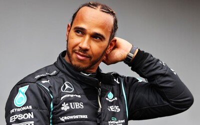 Lewis Hamilton sa postavil vedeniu F1. Náušnice si v monoposte dole nedá. „Nemali by vám zakazovať byť tým, kým ste,“ povedal