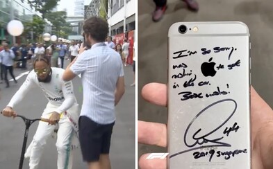 Lewis Hamilton vyrazil fanúšikovi z ruky mobil. Neskôr sa mu naň podpísal Lewis Hamilton vyrazil fanúšikovi z ruky mobil. Neskôr sa mu naň podpísal