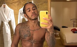 Lewis Hamilton vyzýva ľudí, aby sa stali vegánmi. „Lietaš súkromným lietadlom!“ odkazujú mu