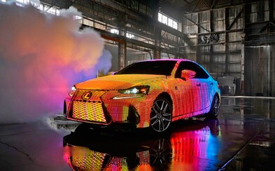 Lexus rozžiaril svoje auto použitím 41 999 svetiel. Nočná jazda snov alebo obyčajný gýč? Lexus rozžiaril svoje auto použitím 41 999 svetiel. Nočná jazda snov alebo obyčajný gýč?