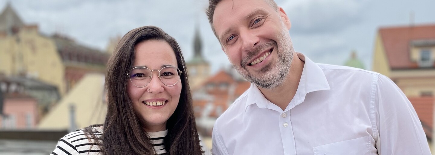 LGBTQ+ lidé v domovech pro seniory často nejsou na coming out připraveni. Mají strach, tvrdí nadace ŽIVOT 90