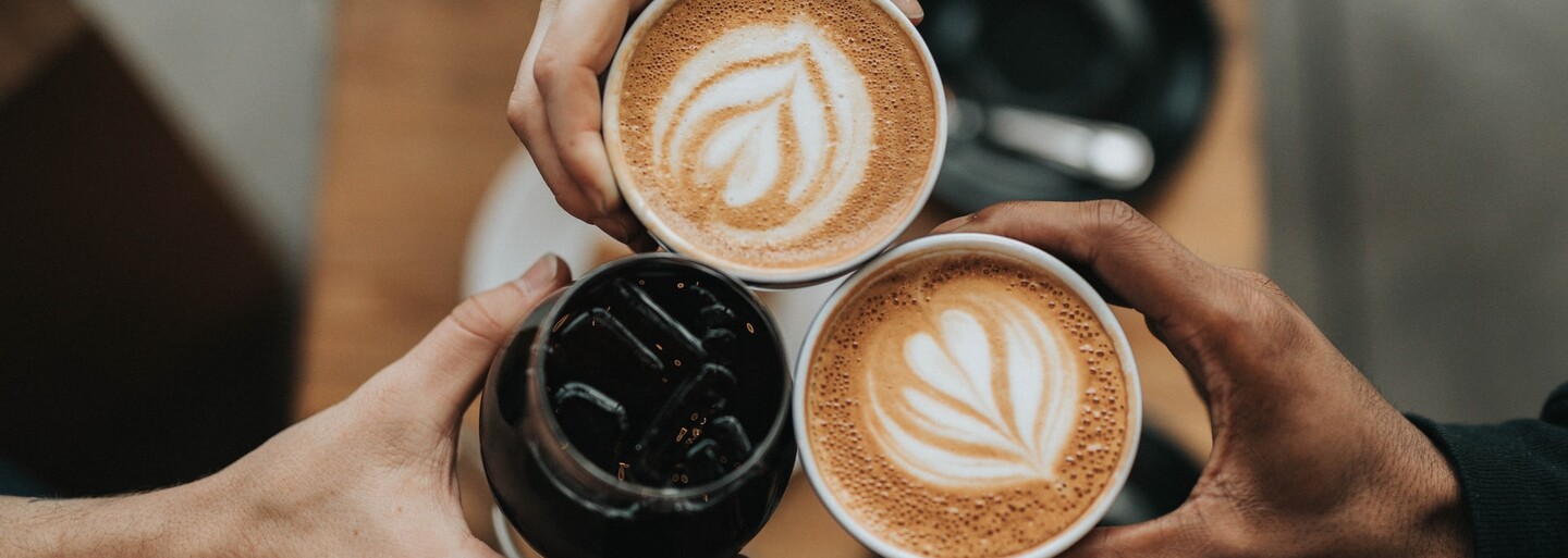 Lidé, kteří pijí kávu každý den, mají menší pravděpodobnost předčasného úmrtí, naznačuje výzkum