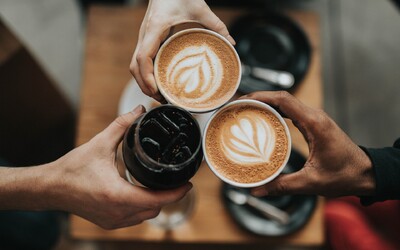 Lidé, kteří pijí kávu každý den, mají menší pravděpodobnost předčasného úmrtí, naznačuje výzkum
