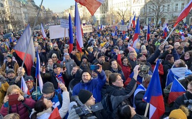 Lidé v Praze demonstrují proti vládním nařízením, na akci dohlíží policie Lidé v Praze demonstrují proti vládním nařízením, na akci dohlíží policie