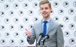 Lidský život je nevyčíslitelný a stát by měl dělat všechno pro to, aby se snížily počty nakažených, říká Pirát František Kopřiva