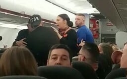 Lietadlo muselo núdzovo pristáť kvôli hádke muža a ženy. Okrem nádávok lietali aj pľuvance