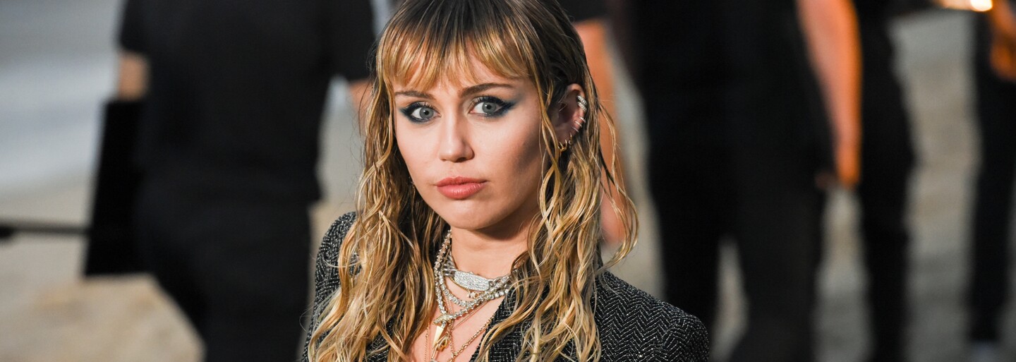 Lietadlo so speváčkou Miley Cyrus zasiahol blesk. Posádka musela núdzovo pristáť