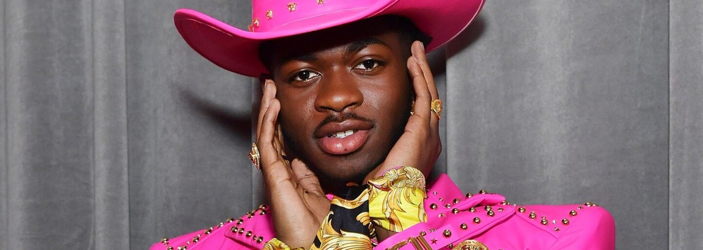 Lil Nas X po troch mesiacoch za mrežami tancuje s väzňami v sprche. V cele má vzácne ceny, nakoniec z nej uteká preč