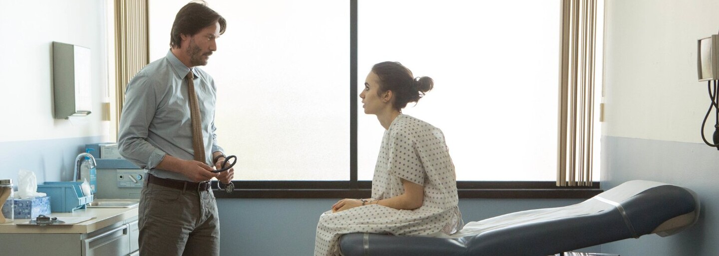 Lily Collins v dráme Až na kosť márne bojuje s anorexiou. Pomoc jej ponúkne až nekonvenčný lekár Keanu Reeves (Recenzia)