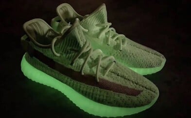 Limitované Yeezy svítící ve tmě dostaly neonově-zelenou barvu. Exkluzivita se odrazila i na ceně Limitované Yeezy svítící ve tmě dostaly neonově-zelenou barvu. Exkluzivita se odrazila i na ceně