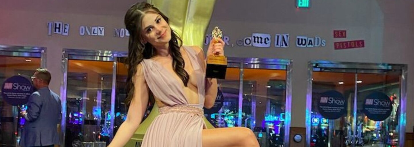 Little Caprice se znovu stala nejlepší pornoherečkou, Vojta Drahokoupil promluvil o svých atakách (Freshnews)