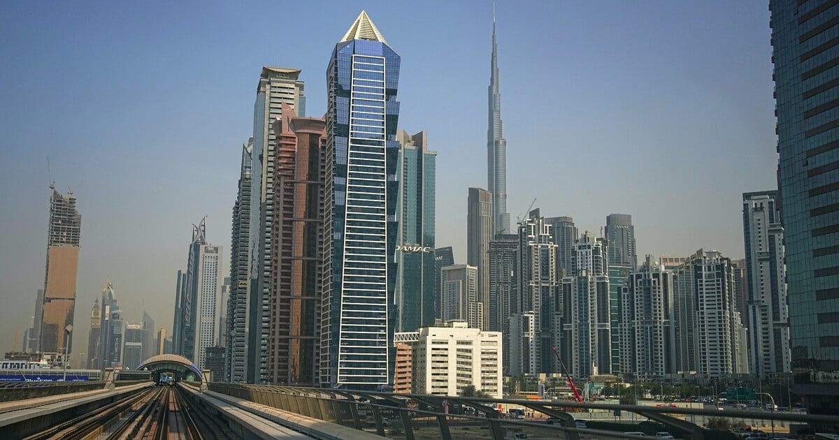 Z centra Dubaje ohlásili další výbuchy. Zneškodněné trosky poškodily budovu