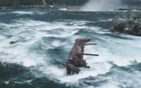 Loď zaseknutá medzi skalami na Niagarských vodopádoch sa po viac ako 100 rokoch posunula, môže za to silný dážď a vietor