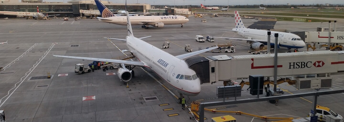 Londýnské letiště Heathrow vychytalo předsváteční období svou vánoční reklamou. Dva medvídci tě možná i slušně dojmou