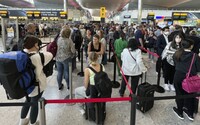 Londýnské letiště Heathrow žádá letecké společnosti, aby přestaly prodávat letenky. Chybí zaměstnanci