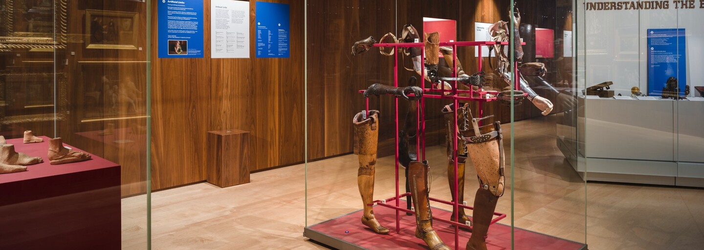 Londýnské muzeum ruší dlouholetou výstavu, je prý rasistická a sexistická