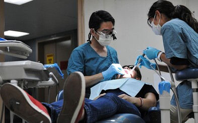 Londýnski vedci vyvinuli materiál, ktorý dokáže opraviť zuby poškodené zubným kazom Londýnski vedci vyvinuli materiál, ktorý dokáže opraviť zuby poškodené zubným kazom