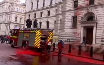 Londýnští aktivisté stříkali ve videu umělou krev na budovu, hadice se jim vymkla kontrole