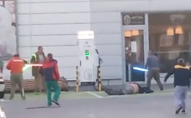 Lopatových bitkárov z Malaciek už vypátrala polícia, čelia obvineniu z ublíženia na zdraví a výtržníctva Lopatových bitkárov z Malaciek už vypátrala polícia, čelia obvineniu z ublíženia na zdraví a výtržníctva