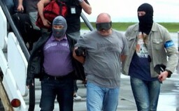 Loupež 154 008 239 Kč v Praze za bílého dne. Zloději přepadli dodávku převlečeni za policisty