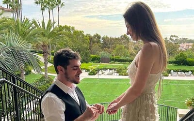 Herec z Breaking Bad sa zasnúbil. Svoju dlhoročnú partnerku požiadal o ruku