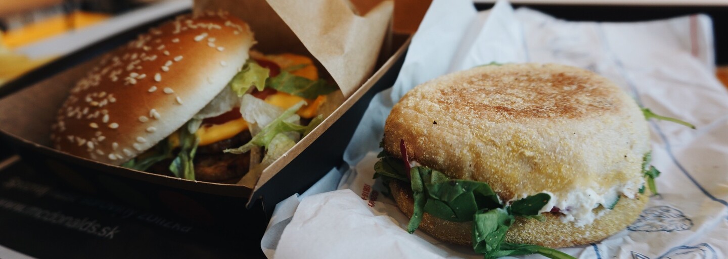 Lučina x McDonald's: Ako chutí tradičný slovenský burger s tvarohom a reďkovkou v mekáči? (Test)