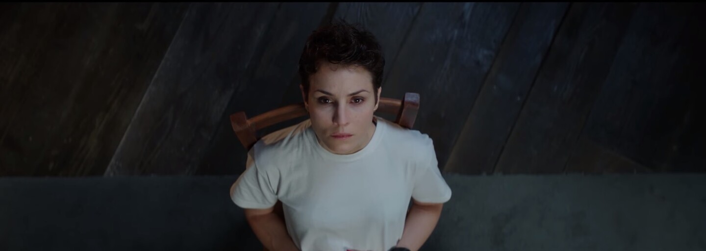 Ľudí je veľa a rodičia môžu mať len jedno dieťa. Noomi Rapace hrá v sci-fi thrilleri sedem sestier, skrývajúcich sa v totalitnej spoločnosti