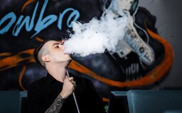 Lidé kouřící e-cigarety končí v nemocnici. Vapování prý poškozuje cévní systém