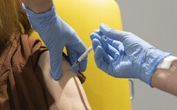 Ľudia, ktorí sa už raz nakazili koronavírusom, sú proti nemu čoraz menej imúnni, tvrdia vedci