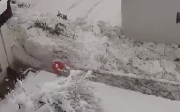 Ľudia natáčali lavínu, ktorá sa valila ulicami. Hromada snehu siahala do výšky 2,4 metra