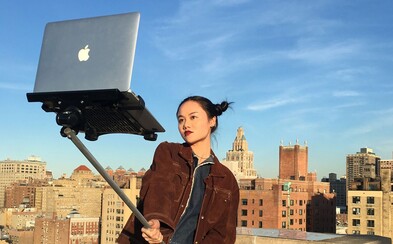 Ľudia sa asi zbláznili. Selfie tyč pre MacBooky skutočne existuje Ľudia sa asi zbláznili. Selfie tyč pre MacBooky skutočne existuje