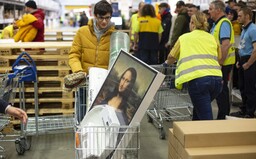 Ľudia sa tlačili, sácali, iní sa povracali, alebo ich zhodili. Ako vyzeral predaj kolekcie Virgila Abloha v bratislavskej IKEA