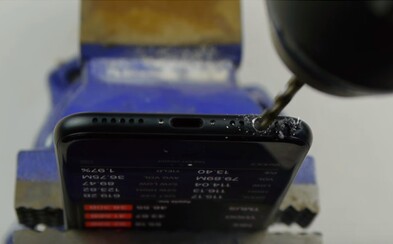 Lidé si kvůli internetovému žertíku vrtají díry do nového iPhonu 7. Prý je 3,5milimetrový jack jen skrytý Lidé si kvůli internetovému žertíku vrtají díry do nového iPhonu 7. Prý je 3,5milimetrový jack jen skrytý