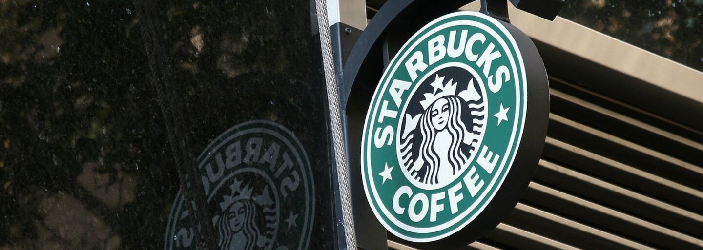 Ľudia sú zmätení z nových pohárov Starbucks. Za všetko môže motív rúk, ktoré vraj patria lesbám. Ozvali sa preto už aj gejovia