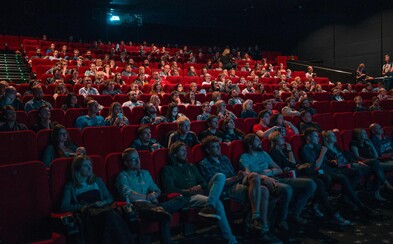 Lidé už do kin nechtějí chodit, ani když je znovu otevřou. Až 70 % lidí by nové filmy raději sledovalo doma, za stejné ceny Lidé už do kin nechtějí chodit, ani když je znovu otevřou. Až 70 % lidí by nové filmy raději sledovalo doma, za stejné ceny