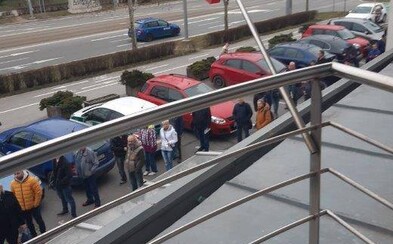 Ľudia v Košiciach nerešpektujú mimoriadnu situáciu a zoskupujú sa pred úradmi, čím zvyšujú riziko nákazy Ľudia v Košiciach nerešpektujú mimoriadnu situáciu a zoskupujú sa pred úradmi, čím zvyšujú riziko nákazy