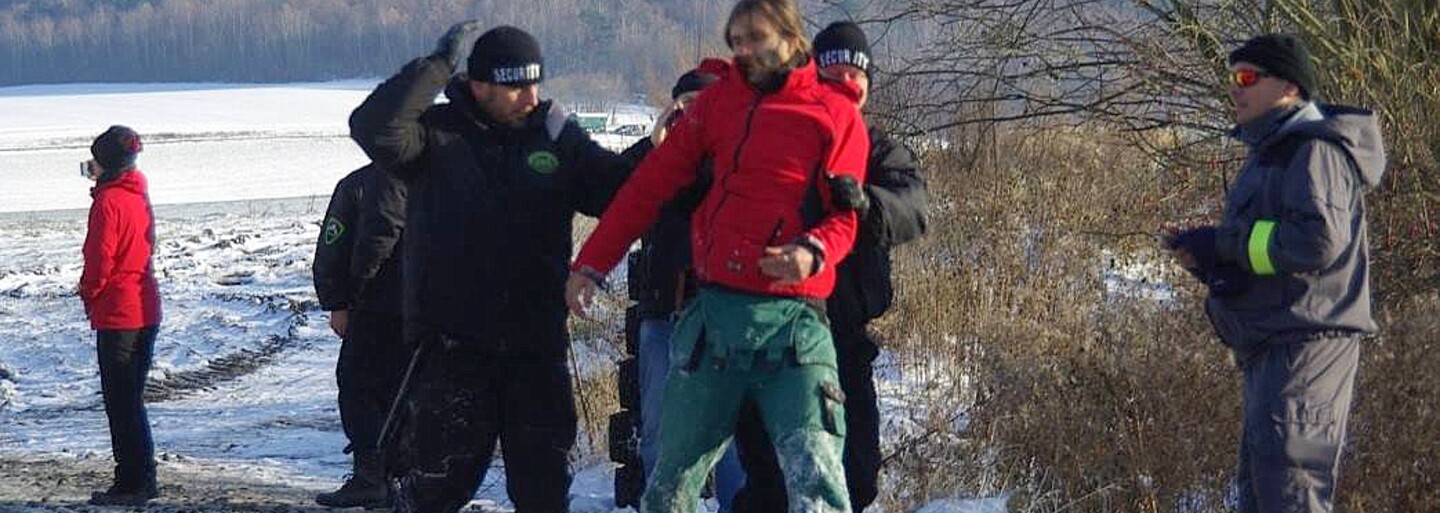 Ľudia z chudobných obcí na východe porazili zahraničnú ropnú spoločnosť. Ťažiari zasypali vrtnú plošinu a odišli