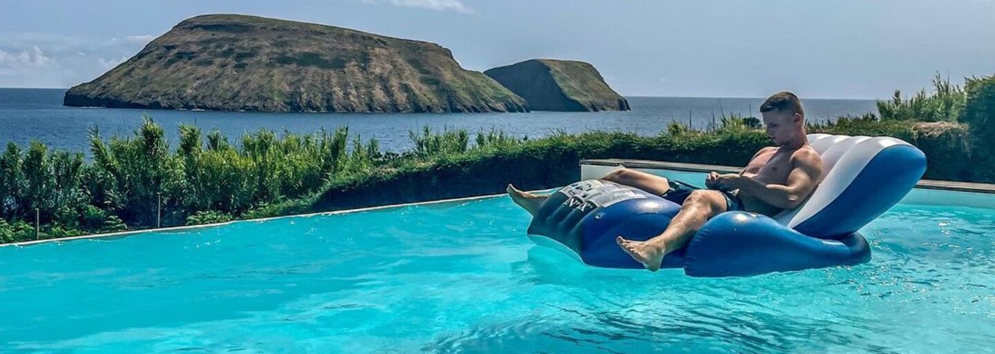Lukáš se živí hledáním levných letenek: Žiji na Azorách, kde za byt v centru platím 7 tisíc korun. Je to můj dream job (Rozhovor)