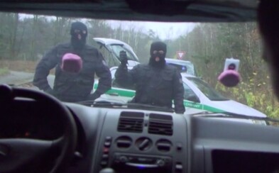 Lúpežníci ukradli 150 miliónov českých korún za bieleho dňa prezlečení za policajtov (To najlepšie z Refresheru) Lúpežníci ukradli 150 miliónov českých korún za bieleho dňa prezlečení za policajtov (To najlepšie z Refresheru)