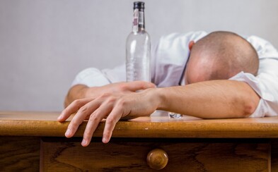 Lupič chtěl vykrást chatu, našel v ní pouze slivovici. Po jejím vypití usnul a našli ho majitelé objektu Lupič chtěl vykrást chatu, našel v ní pouze slivovici. Po jejím vypití usnul a našli ho majitelé objektu