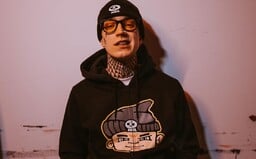 Luxusná móda a drahé šperky, ale taktiež surový streetwear. Sleduj, aké outfity vytiahli NIK TENDO, Rytmus či Separ v januári