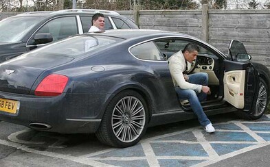 Luxusní 610koňové Bentley Cristiana Ronalda je na prodej. Jeho cena přitom není ani extrémně vysoká Luxusní 610koňové Bentley Cristiana Ronalda je na prodej. Jeho cena přitom není ani extrémně vysoká