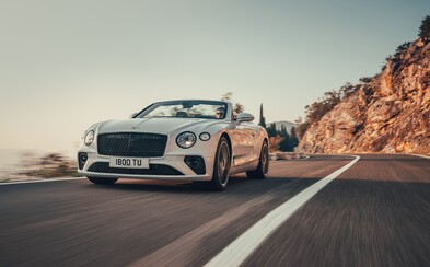 Luxusní GT s královskou W12 přišlo o střechu. Ani 333 km/h s větrem ve vlasech není problém Luxusní GT s královskou W12 přišlo o střechu. Ani 333 km/h s větrem ve vlasech není problém