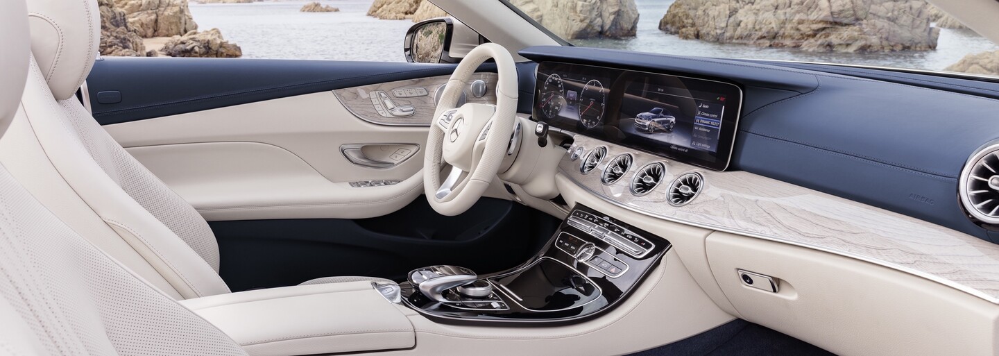 Luxusný Mercedes-Benz triedy E sa pripravuje na leto. Zhadzuje strechu, naberá však na šarme!