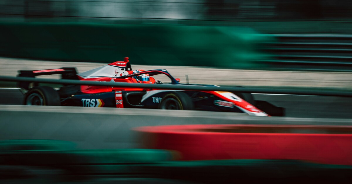 Červená formule dojezdila. Do honu za řidičem se zapojil i vrtulník