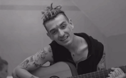 Lvcas Dope má chuť tvořit hodnoty. Zachraňuje ženu, hraje na kytaru, žehlí prádlo, pak dá repete