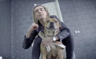 Lvcas Dope si jde po miliony, neřeší pokoru. Ve videoklipu má usměvavého psa, hotovost i auta Lvcas Dope si jde po miliony, neřeší pokoru. Ve videoklipu má usměvavého psa, hotovost i auta