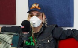 Lvcas Dope v rádiu tvrdil, že na koronavirus údajně zemře 5 miliard lidí. K šíření nepodložených informací si přibral respirátor