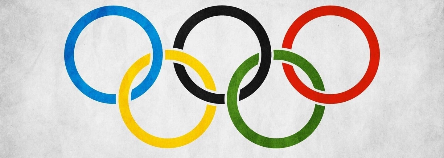 Lyžiar pobozkal na olympiáde svojho priateľa a podčiarkol, ako ďaleko sa už spoločnosť pohla. Pred 4 rokmi v Rusku na to odvahu nenašiel