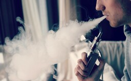 Je mu 18, ale lékařské snímky ukázaly, že má plíce sedmdesátníka. Objevil se další případ spojený s kouřením e-cigaret